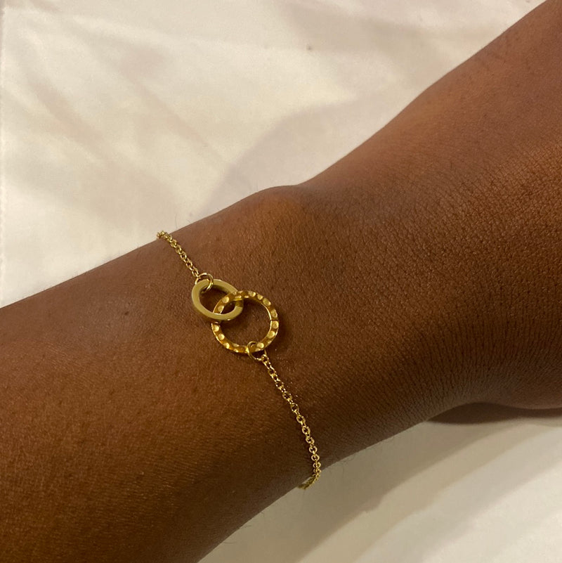 GOLD BRACELET WITH GOLD INTERTWINING RINGS-Sissy Boutique